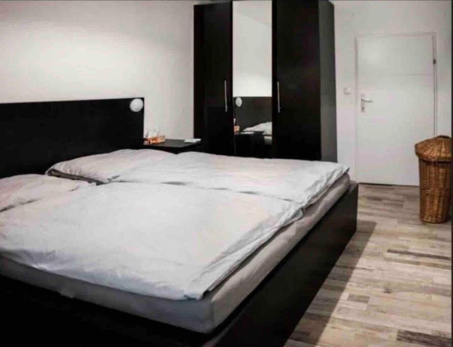 Default Millenium Apartment Wina Bagian luar foto